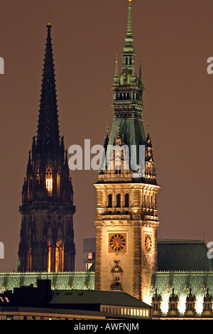 Tours de l'hôtel de ville de Hambourg et l'église Saint Nicolas en arrière-plan dans la lumière du soir - ville de Hambourg - Hamburg, G Banque D'Images