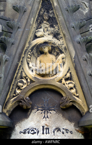 Détail de grès en décomposition d'un ancien tombeau dans Leicesters Welford Road Cemetery montrant un ange Banque D'Images