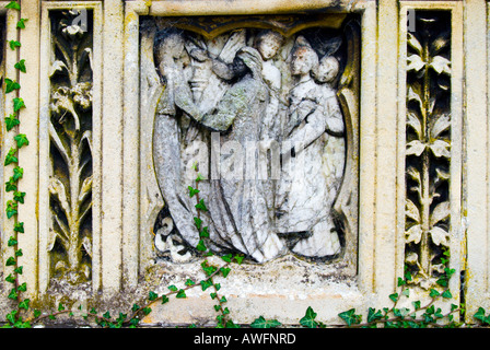 Détail du côté d'un ancien tombeau couvert de lierre dans le cimetière à Welford Road Leicester montrant les saints et les anges Banque D'Images