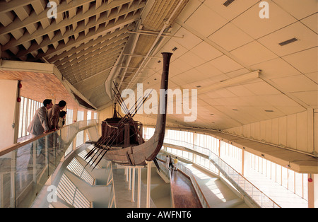 Bateau solaire à l'intérieur de Chéops musée climatisé près de la Grande Pyramide Gizeh Le Caire Egypte Banque D'Images