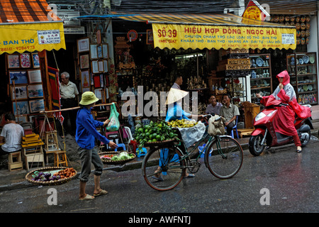 Ancienne partie de la ville au cours de la pluie, Hanoi, Vietnam, Asie Banque D'Images