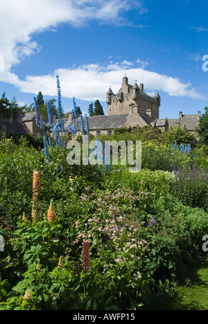 dh CAWDOR CASTLE INVERNESSSHIRE Scottish Gardens bleu Lupins Cottage et château tour Ecosse châteaux attraction visiteurs Highlands domaine jardin Banque D'Images