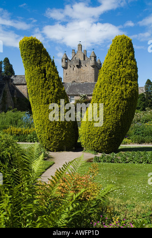 dh Scottish Castles Gardens CAWDOR CASTLE INVERNESSSHIRE Yew piliers arbre jardin haie fleurs chemin arbres Ecosse commune taxus baccata Banque D'Images