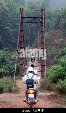 Pont suspendu entre Yen Chau et Chien Koy dans le nord des montagnes vietnamiennes, Vietnam, Asie Banque D'Images