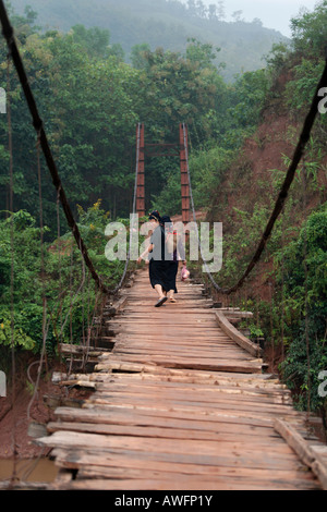 Pont suspendu entre Yen Chau et Chien Koy dans le nord des montagnes vietnamiennes, Vietnam, Asie Banque D'Images