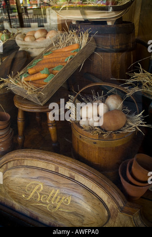 Dh HARROGATE NORTH YORKSHIRE Bettys café coffee shop window display Banque D'Images