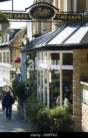 Dh Bettys café HARROGATE NORTH YORKSHIRE Street et fenêtre cafe prix tea rooms uk montpellier exterior Banque D'Images