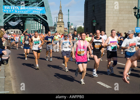 Dh Great North Run NEWCASTLE NORTHUMBRIA Runner tournant sur le pont Tyne en demi-marathon road race uk Banque D'Images