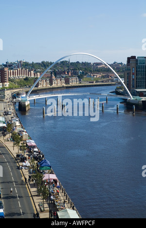 Dh Millenium bridge NEWCASTLE NORTHUMBRIA Passerelle Rivière Tyne Sunday market stall par riverside Banque D'Images