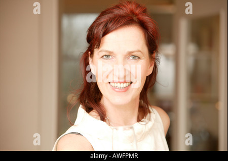 Middle-aged woman wearing pink top, smiling Banque D'Images