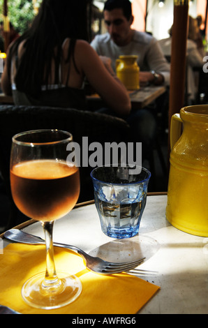 Vin Gris et Jaune Carafe à eau Banque D'Images