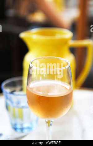 Vin Gris et Jaune Carafe à eau Banque D'Images