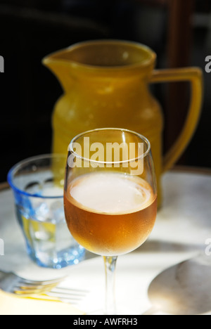 Vin Gris et Jaune Carafe à eau Banque D'Images