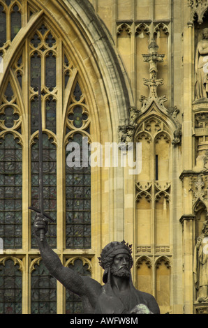 La statue de Richard Coeur de Lion à l'extérieur de la Maison du Parlement à Londres Banque D'Images