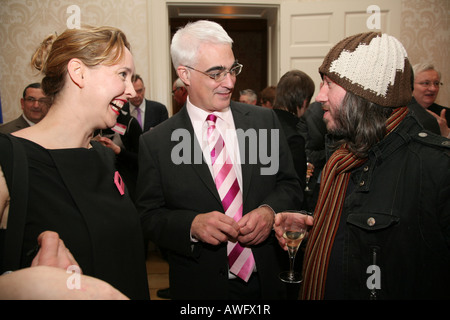 Alistair Darling (centre) s'entretient avec le musicien Badly Drawn Boy à l'occasion du lancement du Festival 2008 Bruit, 11 Downing Street, Londres. Banque D'Images