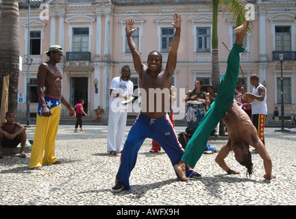 Affichage de l'art martial brésilien/danse la capoeira dans le Pelourinho, Salvador, Bahia, Brésil, Brasil Banque D'Images