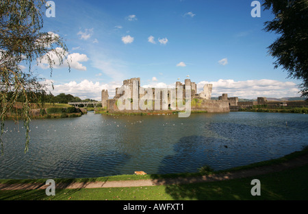 Château de Caerphilly célèbre le deuxième plus grand bâtiment médiéval à douves en Grande-Bretagne Mid Glamorgan South Wales UK Europe Banque D'Images