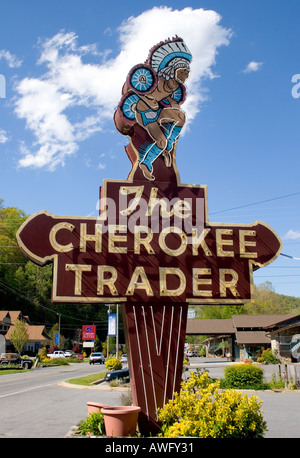 Le négociant Cherokee signe à une boutique de cadeaux dans les Smoky Mountains de Caroline du Nord à Cherokee Banque D'Images