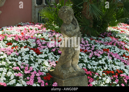 Villa Ephrussi de Rothschild, Cap Ferrat, France. Bizzie Lizzie statue parmi les fleurs Banque D'Images