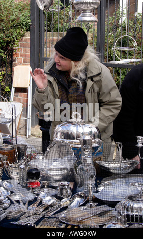 L'argenterie stand à la rue de Portobello Road Market Londres Mars 2008 Banque D'Images