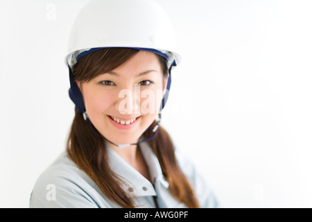 Une femme portant un casque de travailleur de la construction Banque D'Images