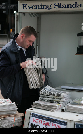 Vendeur d'Evening Standard dans le centre de Londres Banque D'Images