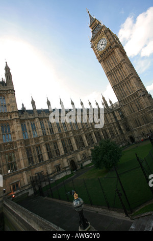 Londres célèbre établissement emblématique symbole de la ville de Big Ben tour de l'horloge et les chambres du parlement britannique Westminster England UK Banque D'Images