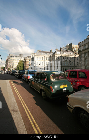 Multi colored London Taxis voitures à l'arrêt dans les embouteillages trafiic jam centre de Londres Angleterre UK UE Banque D'Images