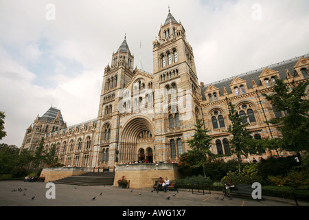 Ligne d'attente et les touristes jusqu'à l'extérieur de la célèbre histoire naturelle de Londres Angleterre Angleterre Angleterre Europe Banque D'Images