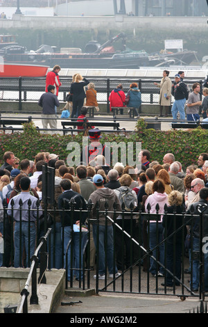 Un tour de Londres, le Beefeater parle à un groupe de touristes à visiter avant d'entrer dans la Tour de Londres Angleterre UK UE Banque D'Images