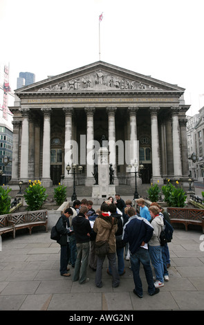 Les étudiants étrangers touristes visites regardez la carte à l'extérieur de la célèbre Royal Exchange Bank of England building Ville de London UK Banque D'Images