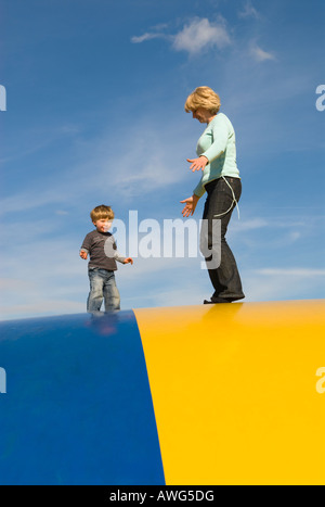 Grand-mère avec son petit-fils qui s'amuse dehors le beau jour de