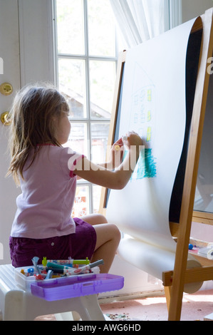 Petite fille peinture et dessin Banque D'Images