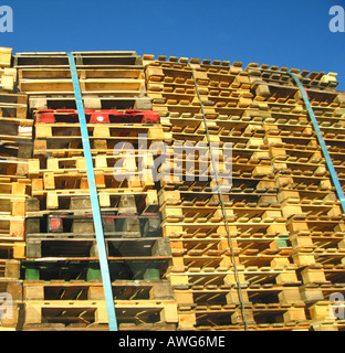 Pile de palettes en bois contre le ciel bleu Banque D'Images