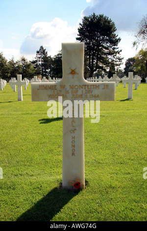 La tombe de Jimmie W. Monteith Jr, récipiendaire de la médaille d'honneur, cimetière américain de Normandie, France. Banque D'Images