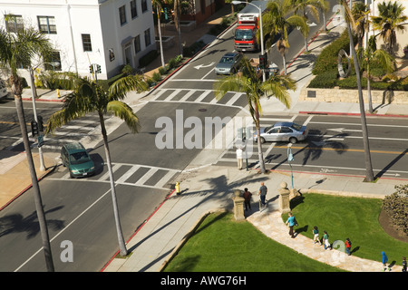 CALIFORNIA Santa Barbara Vue aérienne de carrefour on city street people walking tour palais de trottoir Banque D'Images