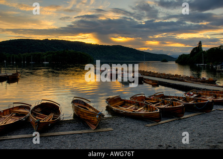 Barques tiré vers le haut sur la plage de la Bowness Bay, Lake Windermere, Parc National de Lake District, Cumbria, England, UK Banque D'Images