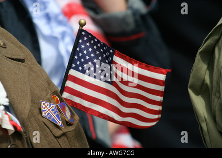 Le drapeau national nous 'Stars and Stripes' battant d'un uniforme de l'ancien combattant,Utah Beach Normandie France D-Day anniversaire Banque D'Images