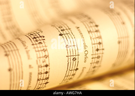 CLOSE UP STUDIO SHOT OF SHEET MUSIC Banque D'Images