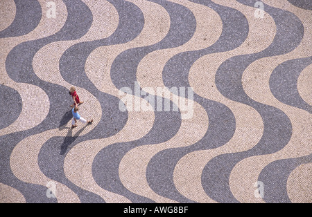 Les touristes marcher sur un sol en mosaïque près de Padrao dos Descobrimentos belem Lisbonne Portugal Banque D'Images