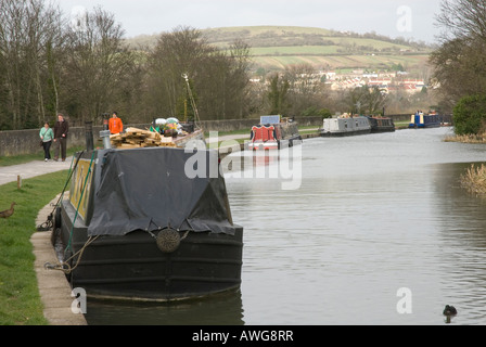 Les piétons circulant sur un sentier aux côtés de péniches à quai dans l'Avon Canal, Somerset, Angleterre, Royaume-Uni, Europe Banque D'Images