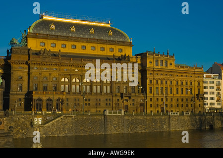 Riverside Prague avec théâtre National de Prague République Tchèque Banque D'Images