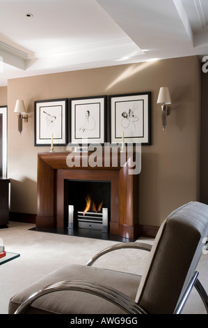 Cheminée dans le salon d'un appartement à Londres, le design intérieur par Keech Green Banque D'Images