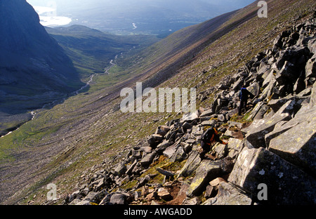 Les marcheurs scrambling sur Carn Mor Dearg Arete près de Ben Nevis Highlands Ecosse Banque D'Images