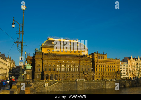 Riverside Prague avec théâtre National de Prague République Tchèque Banque D'Images