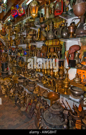 Sélection d'articles en vente dans une échoppe de marché dans Souk Naama Bay Sharm El shiekh Egypte Banque D'Images