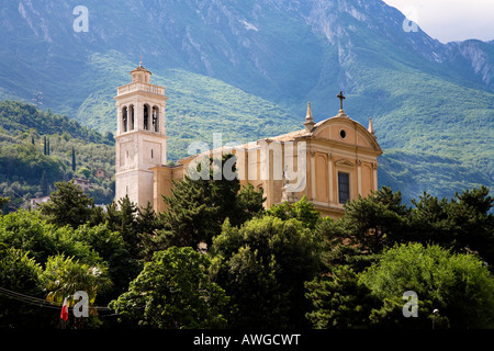 14C'église paroissiale de St Stephen Malcesine sur le lac de garde dans la province de Vérone, Vénétie, Italie Banque D'Images