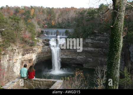 Alabama DeKalb County,Lookout Mountain,fort Payne,DeSoto State Park,terrain public,loisirs,DeSoto Falls,couple,adulte adultes homme hommes,femme femmes f Banque D'Images