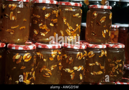 Grèce centrale thessalie pélion pélion village de makrinitsa bols de bonbons alignés sur une étagère Banque D'Images