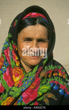 Portrait d'une femme ouzbèke senior habillé en robe musulmane traditionnelle dans la ville de Khiva sur la Grande Route de la soie Banque D'Images